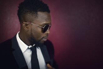 Un homme habillé en noir